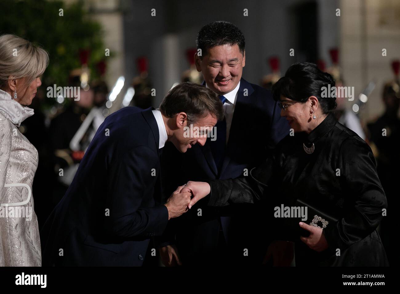 Parigi, Francia, 12 ottobre 2023, cena di Stato tra il signor Macron, Presidente francese e sua moglie, e il signor Ukhnaagiin Khürelsükh, Presidente della Mongolia e sua moglie Luvsandorj Bolortsetseg, Francois Loock/Alamy Live News Foto Stock