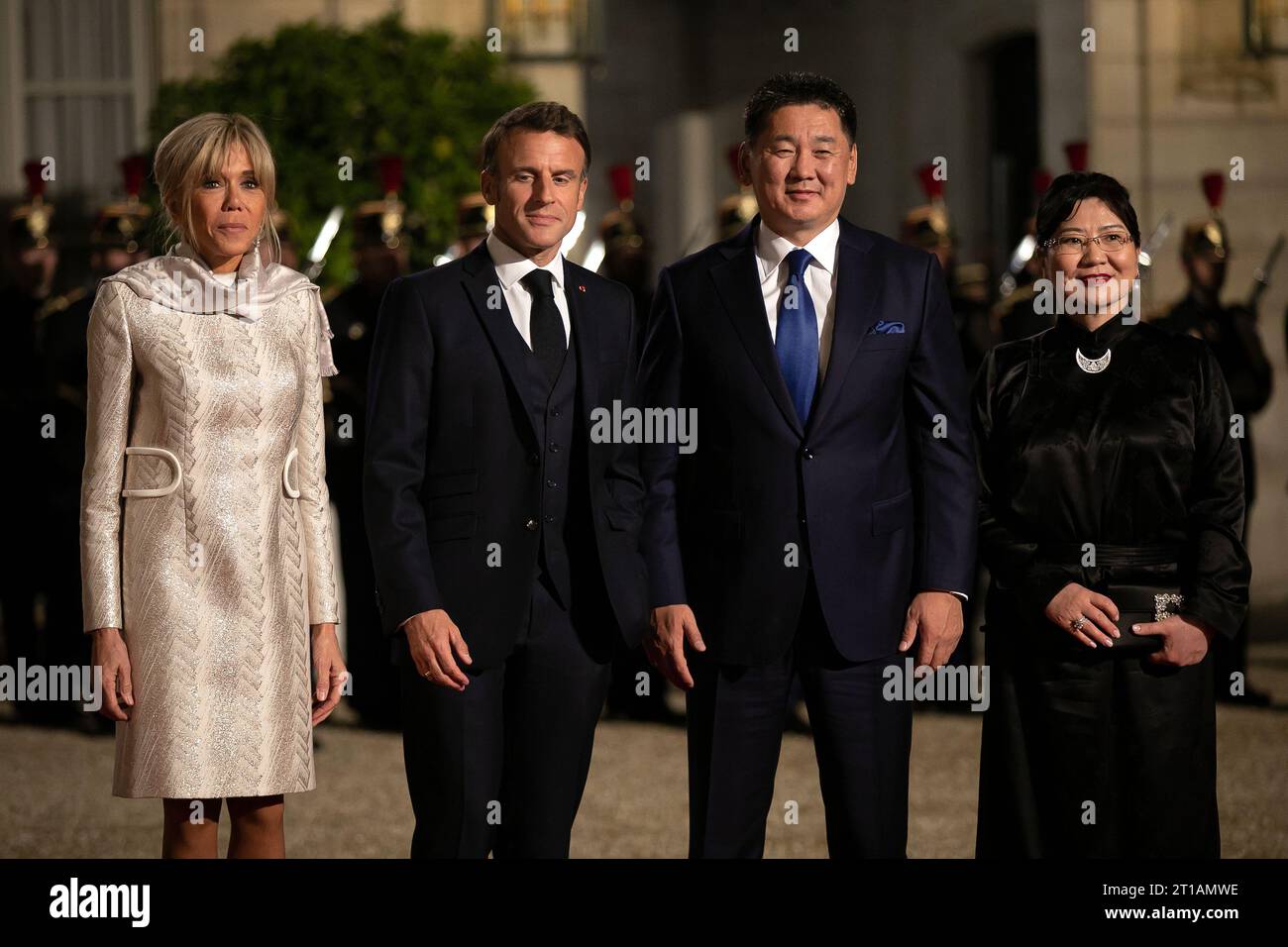 Parigi, Francia, 12 ottobre 2023, cena di Stato tra Macron, Presidente francese e sua moglie Brigitte Macron e Ukhnaagiin Khürelsükh, Presidente della Mongolia e sua moglie Luvsandorj Bolortsetseg, Francois Loock/Alamy Live News Foto Stock