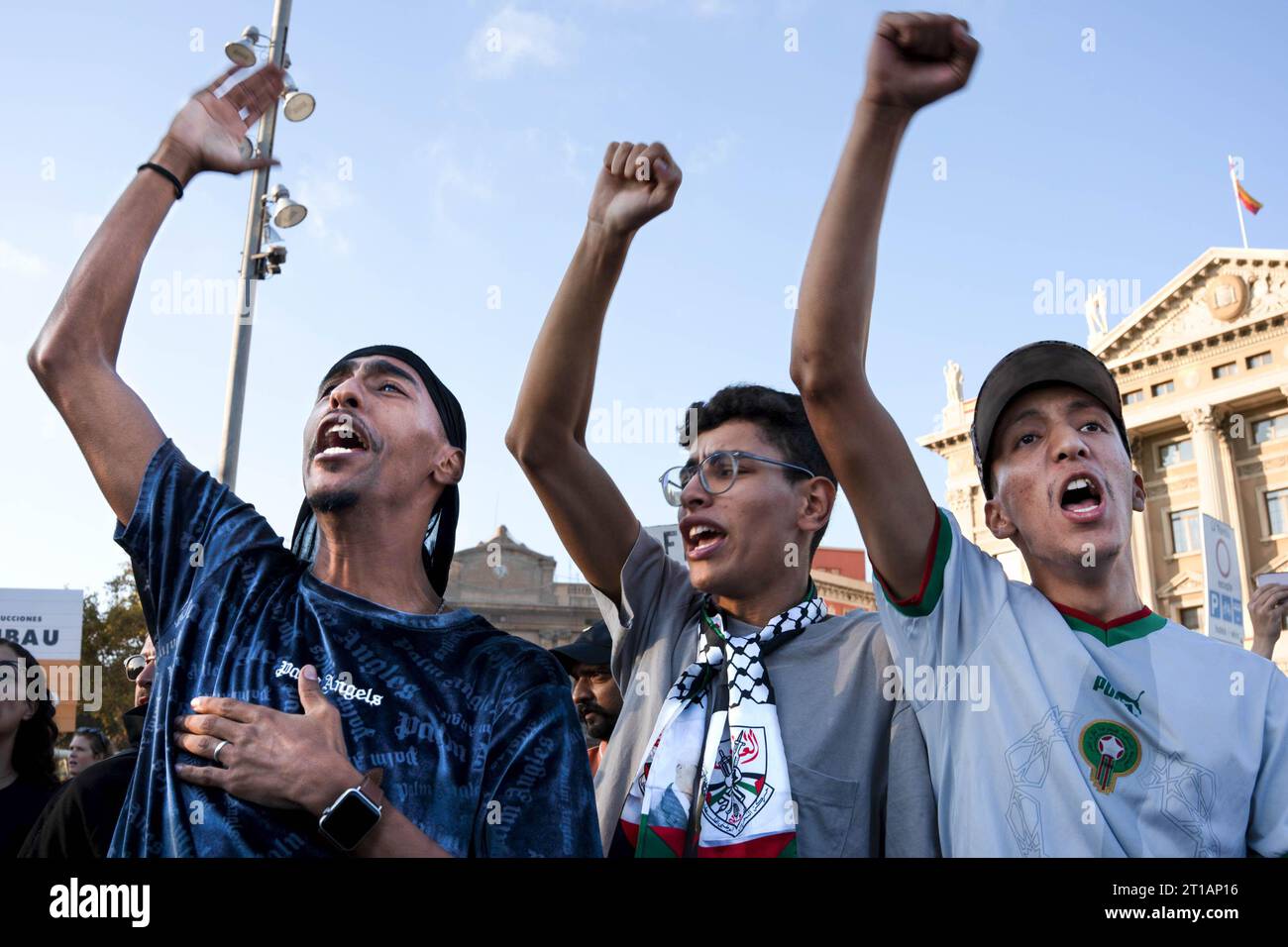 Barcellona, Spagna. 12 ottobre 2023. Uomini palestinesi gridano "Allahu akbar!" durante la manifestazione anti-colonialista. Credito: SOPA Images Limited/Alamy Live News Foto Stock
