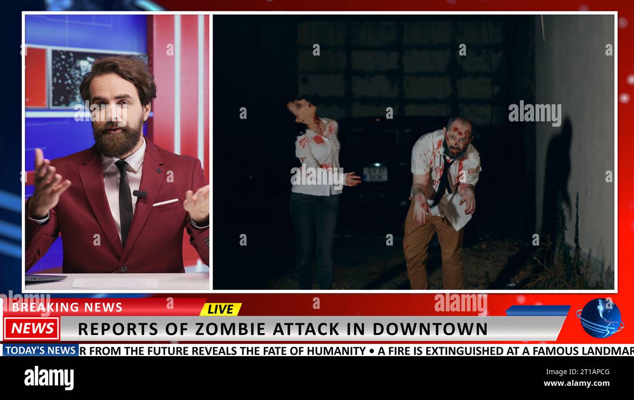Il giornalista parla di apocalisse zombie in diretta televisiva, presentando filmati di attacchi e virus che si diffondono tra la popolazione. Man News Anchor discute del pericolo globale. Foto Stock