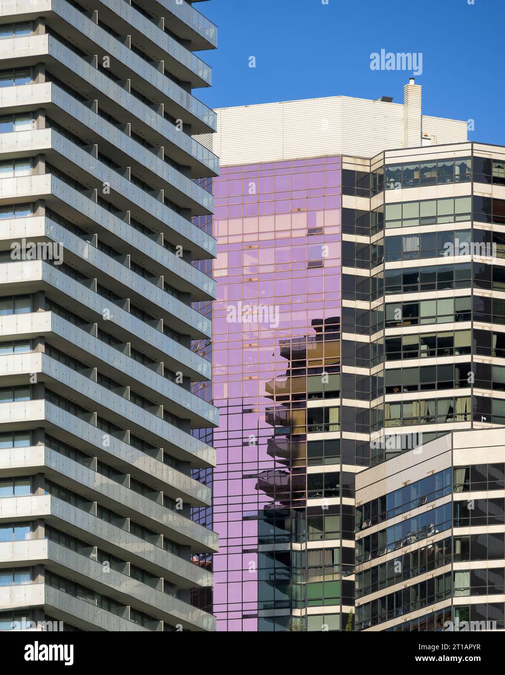 Astratto architettonico di alti edifici sovrapposti dal Queen's Park di Toronto, Ontario Foto Stock