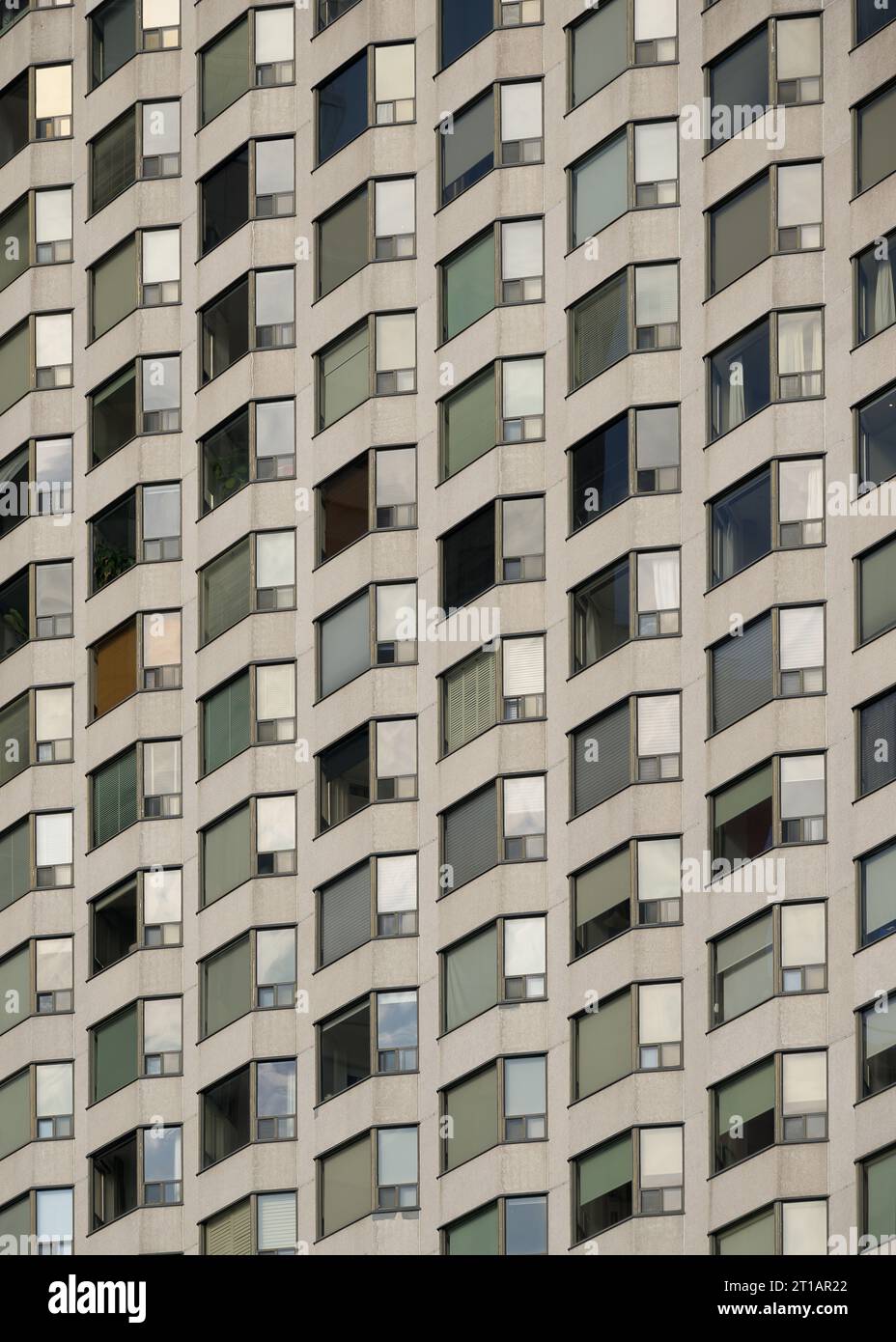 Schema a griglia delle finestre all'edificio al 150 di Bloor Street West nel quartiere Yorkville a Toronto, Ontario Foto Stock