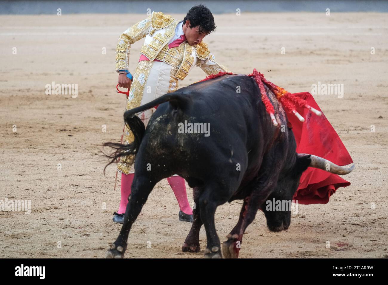 Madrid, Spagna. 12 ottobre 2023. Il bullfighter Isaac Fonseca durante la corrida della feria de otono in Plaza de las Ventas de Madrid, 12 ottobre 2023 Spagna (foto di Oscar Gonzalez/Sipa USA) (foto di Oscar Gonzalez/Sipa USA) credito: SIPA USA/Alamy Live News Foto Stock