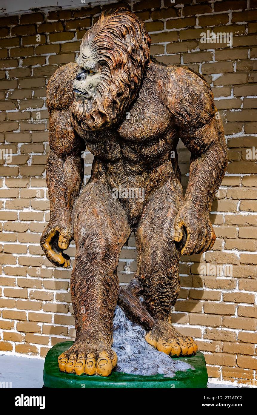 Una statua di Bigfoot a grandezza naturale si trova all'esterno di Nelson, 7 ottobre 2023, a Pascagoula, Mississippi. Foto Stock