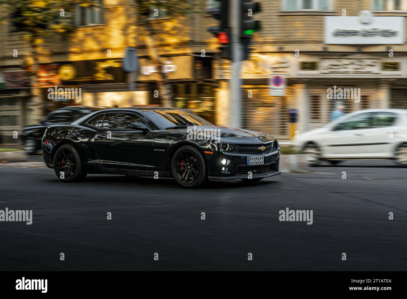 panning shot di una chevrolet camaro Foto Stock