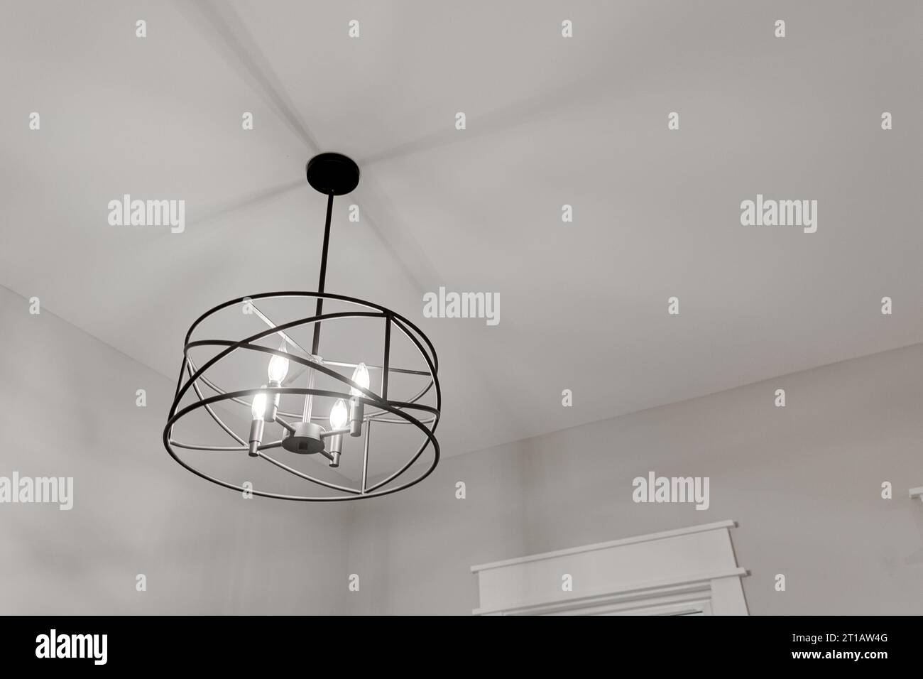 Moderno impianto di illuminazione rotondo in metallo con asta nera e Copyspace Foto Stock