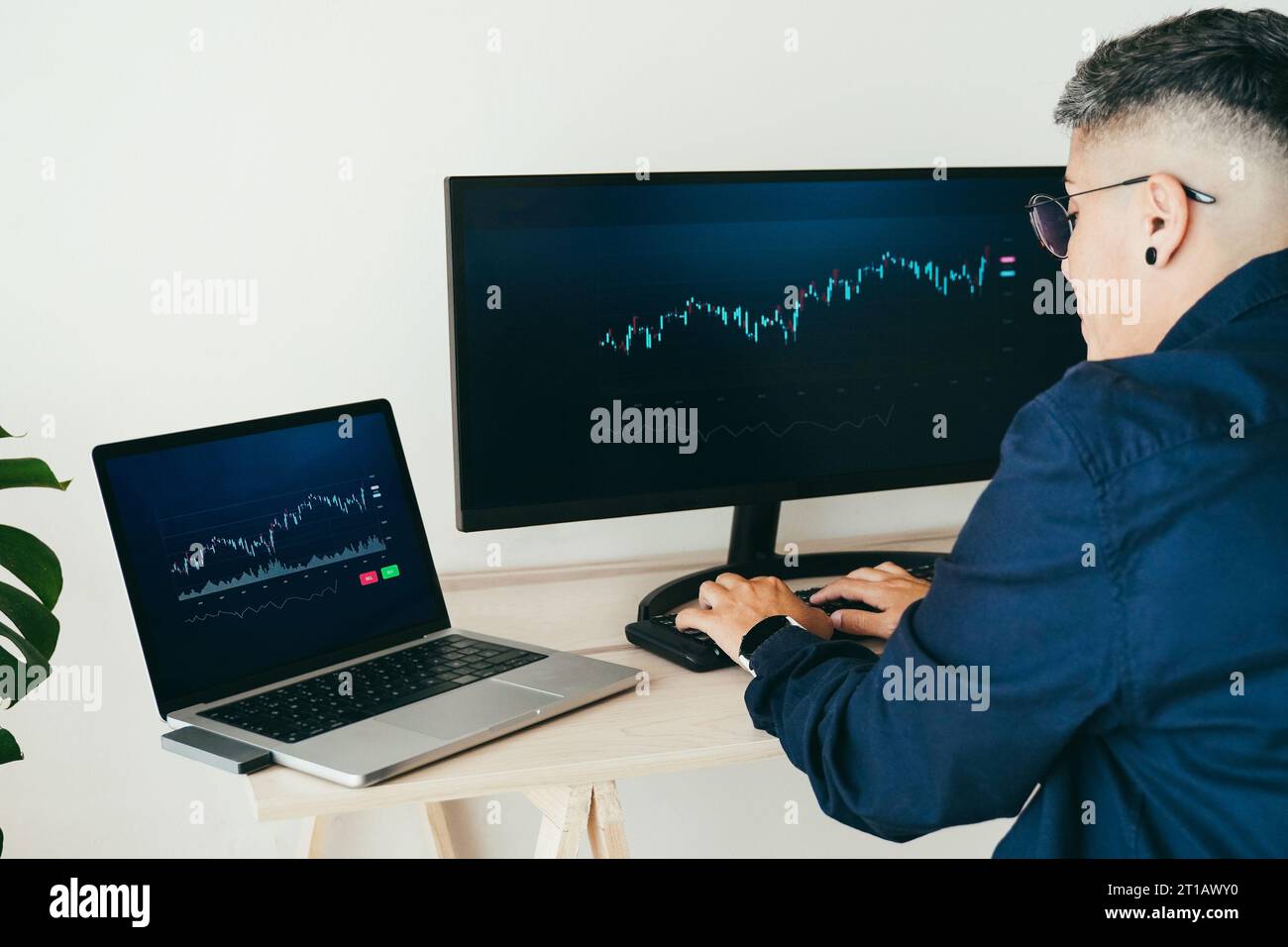 Commerciante che lavora all'analisi del mercato finanziario presso l'ufficio fintech. Concetto di trading Blockchain Foto Stock