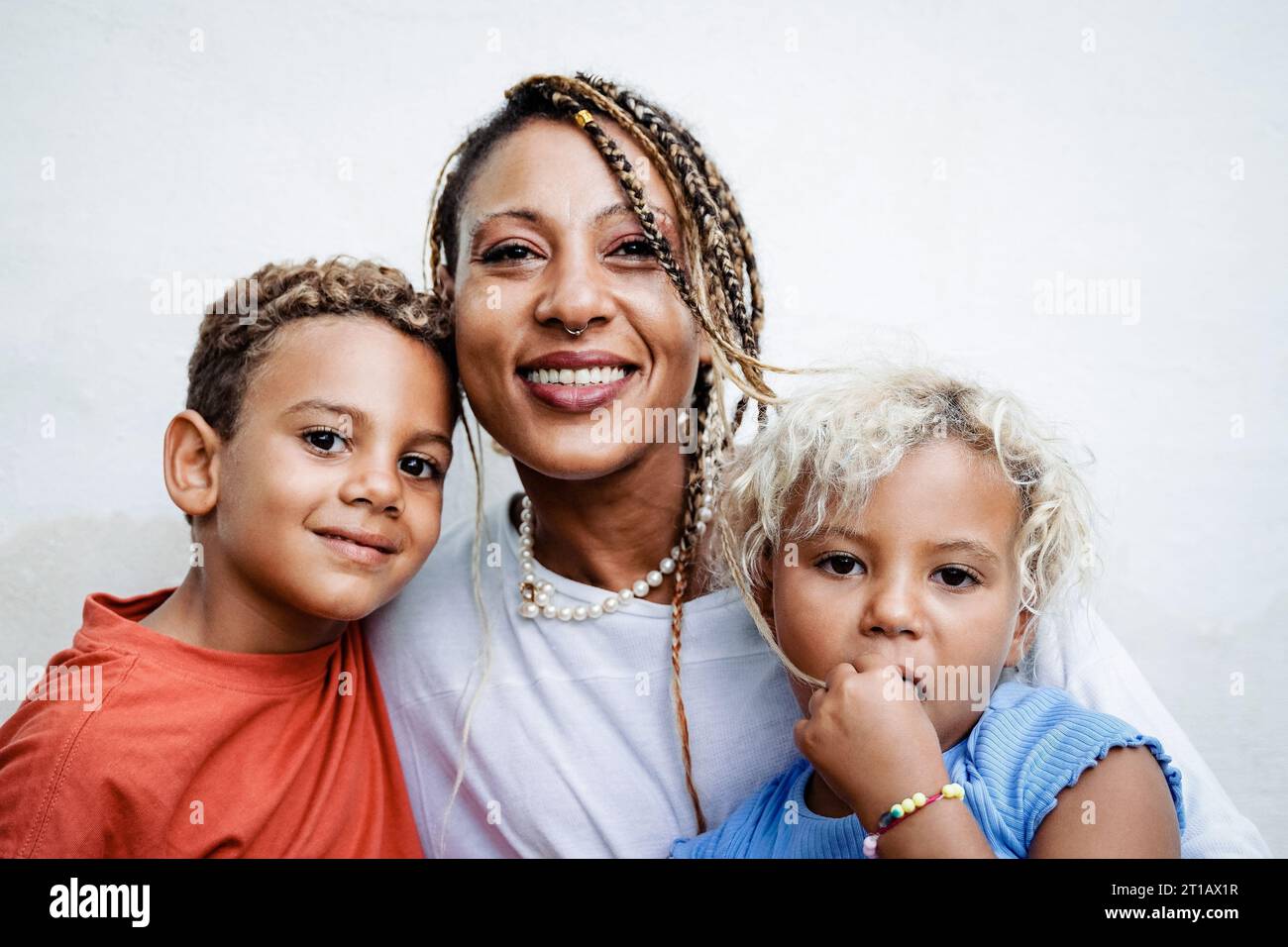 Famiglia africana che si diverte all'aperto - madre, figlia e figlio che ridono, baciano fuori - rapporto di famiglia Foto Stock