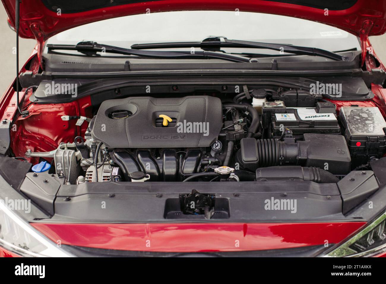 L'interno del cofano di un'automobile Hyundai, che mostra i componenti del motore e il cablaggio Foto Stock