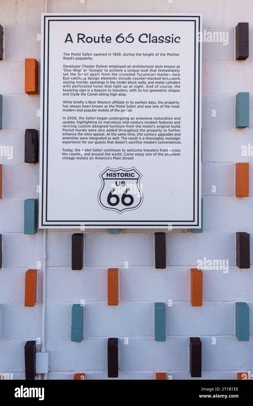 Cartello su un moderno muro di mattoni di cenere della metà del secolo del Motel Safari, inaugurato nel 1959, sulla Route 66 a Tucumcari, New Mexico, USA. Foto Stock