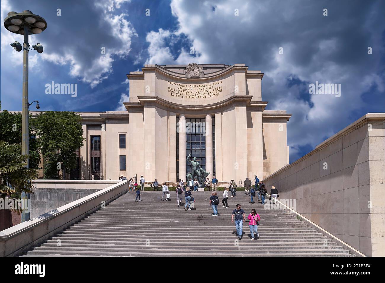 Turisti in Place du Trocadero, di fronte alla scultura in bronzo di Ercole e al toro cretese, Palais de Chaillot, Parigi, Francia Foto Stock