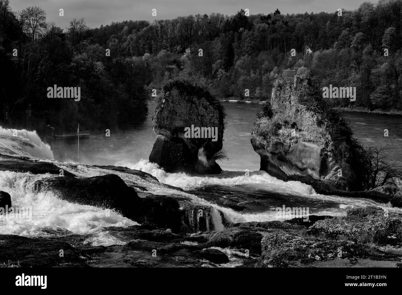 Cascate del Reno e bandiera svizzera a Neuhausen a Sciaffusa, Svizzera Foto Stock
