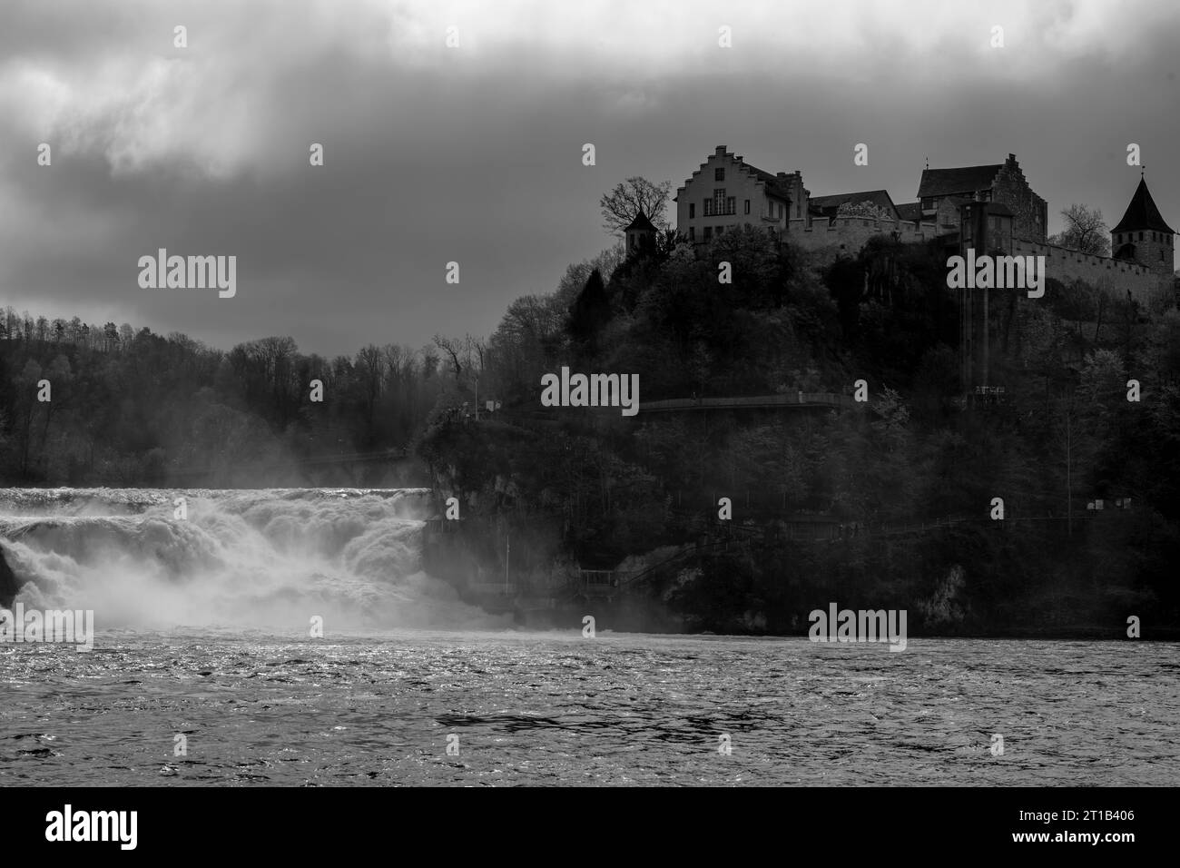 Cascate del Reno e bandiera svizzera con il castello Laufen a Neuhausen a Sciaffusa, Svizzera Foto Stock