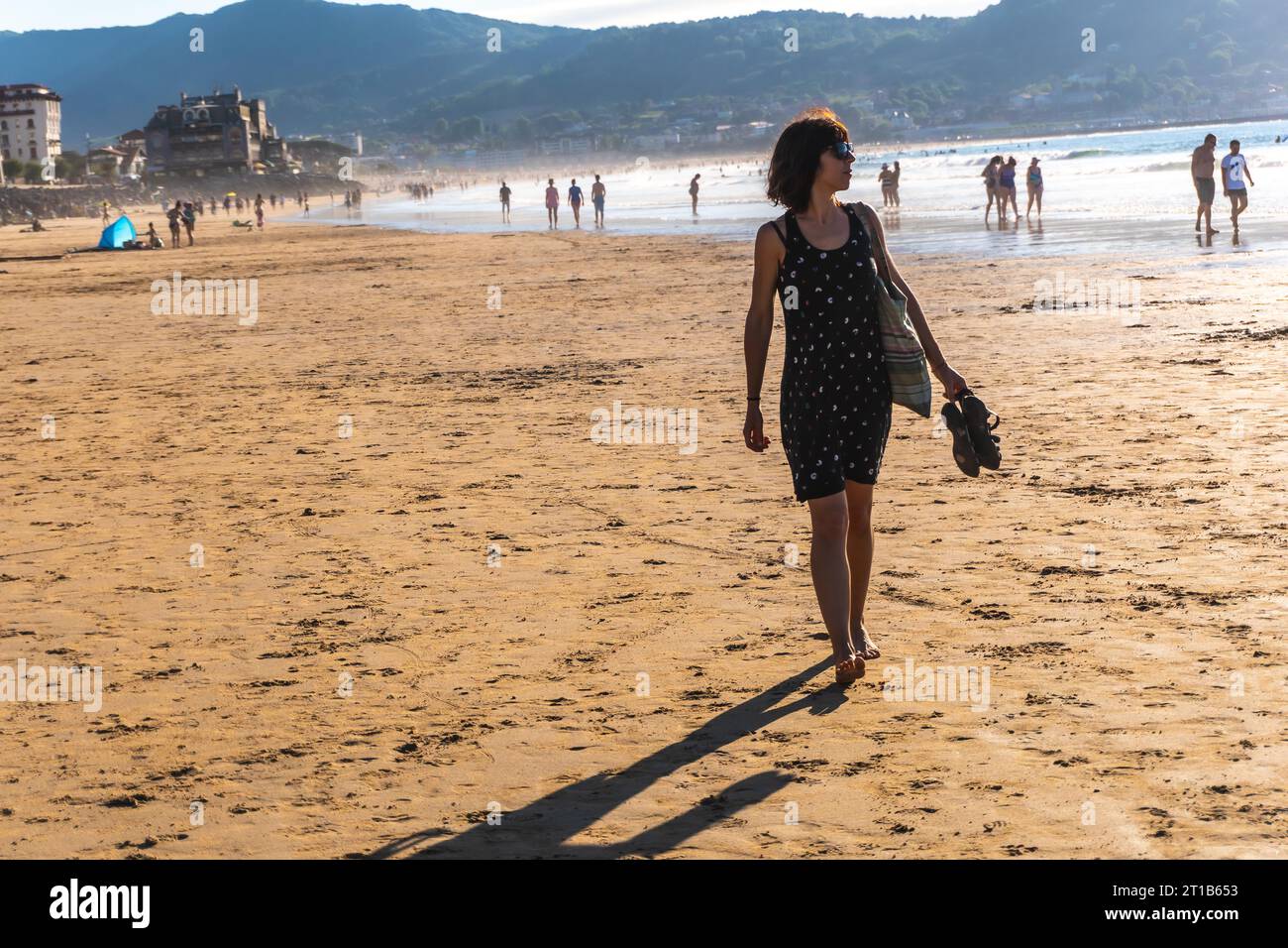 Giovane donna in visita alla spiaggia di Hendaya, paese basco francese Foto Stock