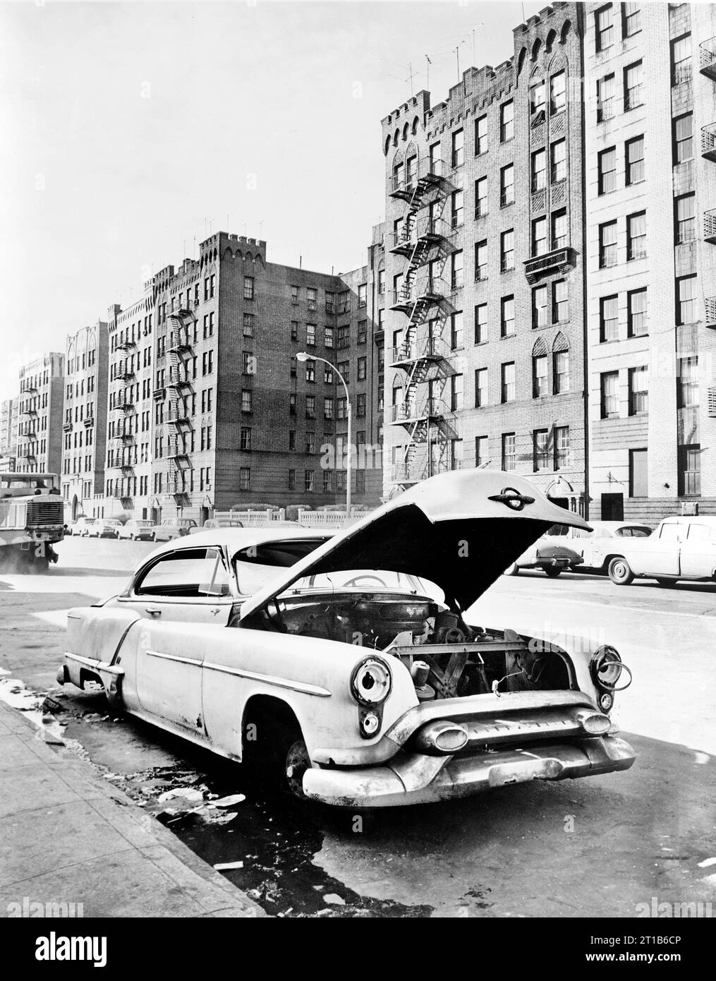 Auto abbandonata, Macombs Road, Bronx, New York City, New York, USA, Phil Stanziola, New York World-Telegram e The Sun Newspaper Photography Collection, 1964 Foto Stock
