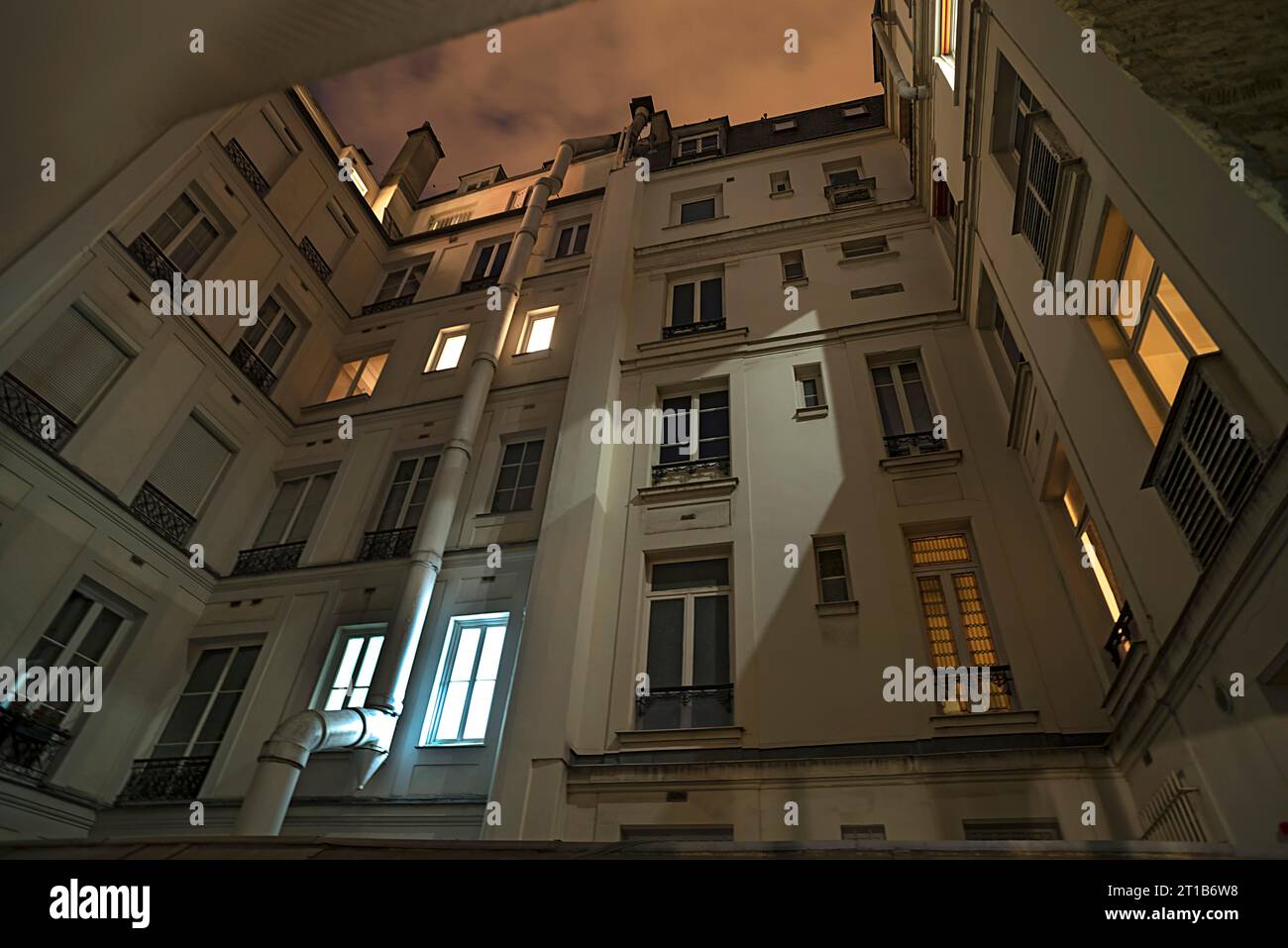 Vista notturna sul cortile interno di un edificio dell'hotel, Parigi, Francia Foto Stock