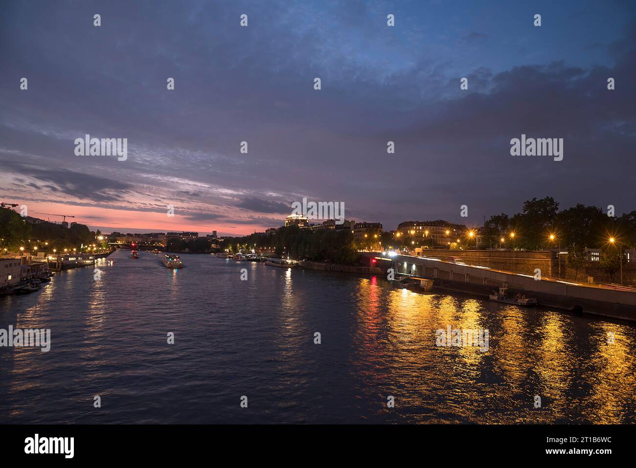 Vista serale della Senna da Pont Austerlitz, Parigi, Francia Foto Stock