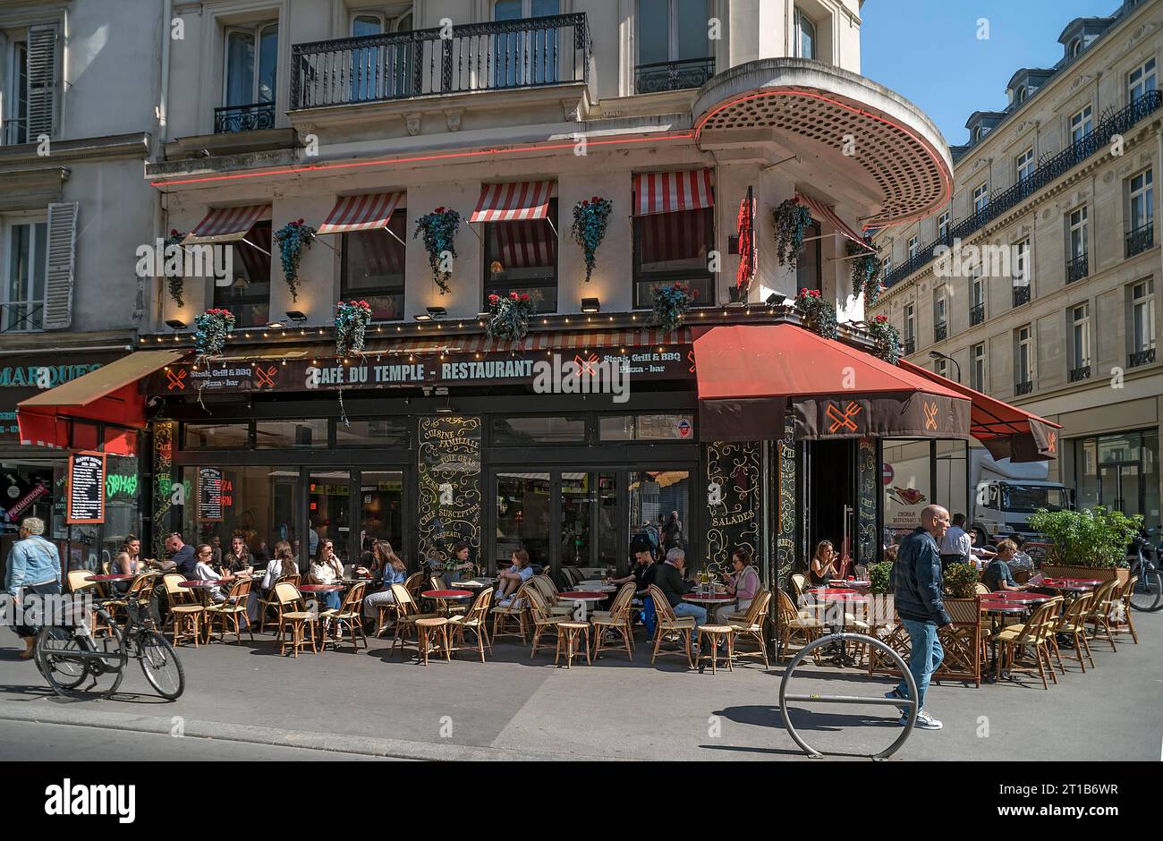 Tipico caffè parigino, Cafe Du Temple, 14 Rue du Faubourg du Temple, Parigi, Francia Foto Stock