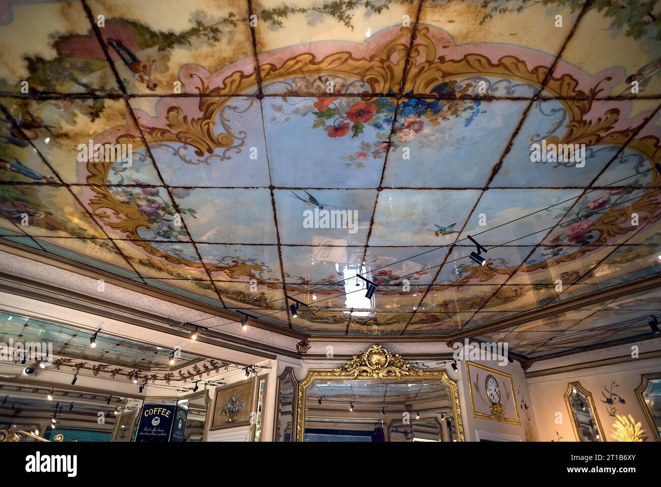 Pasticceria storica del 1875 con soffitto dipinto, Boulangerie la traditionnel, 34 Rue Yves Toudic, Parigi, Francia Foto Stock