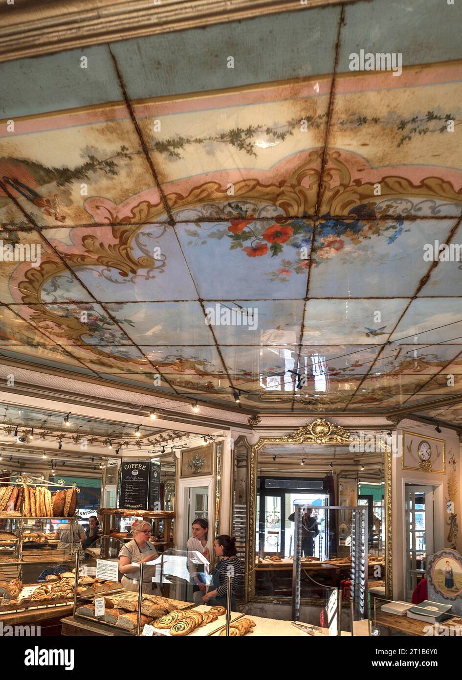 Pasticceria storica del 1875 con soffitto dipinto, Boulangerie la traditionnel. 34 Rue Yves Toudic, Parigi, Francia Foto Stock