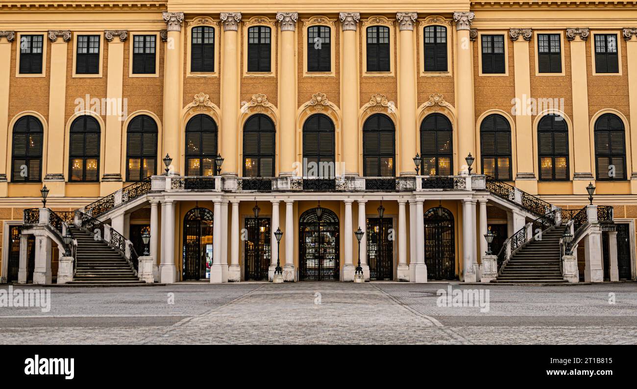Il Palazzo Schonbrunn di Vienna, Austria, con la sua grandiosità e il suo significato storico Foto Stock