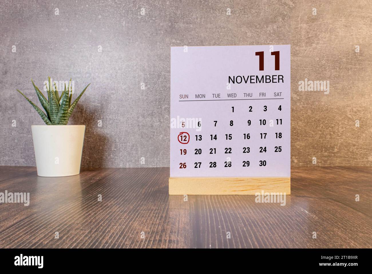 Novembre 12th. Immagine del calendario in legno di novembre 12 su sfondo blu. Giorno d'autunno. Spazio vuoto per il testo Foto Stock