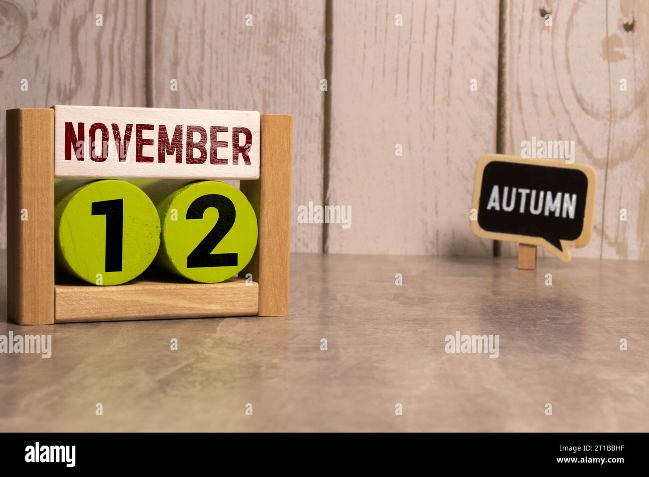 Novembre 12th. Immagine del calendario in legno di novembre 12 su sfondo blu. Giorno d'autunno. Spazio vuoto per il testo Foto Stock