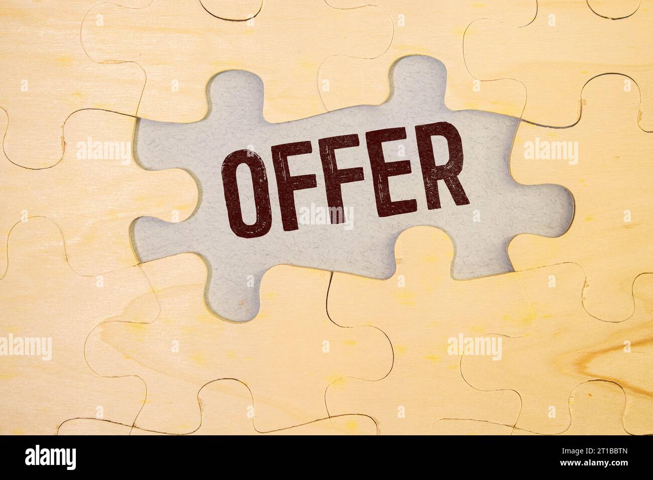 OFFERTA LIMITATA NEL TEMPO su appunti adesivi con spazio per la copia e graffetta isolata su sfondo rosso.concetto finanziario ed economico. Foto Stock