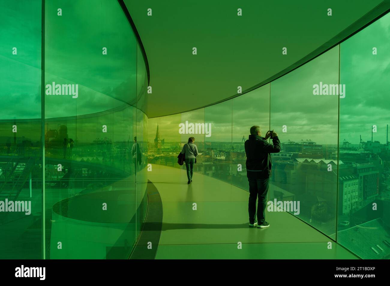 Aarhus, Danimarca - 06 OTTOBRE 2022: Vista interna al passaggio pedonale all'interno del panorama arcobaleno creato da Olafur Eliasson. Foto Stock