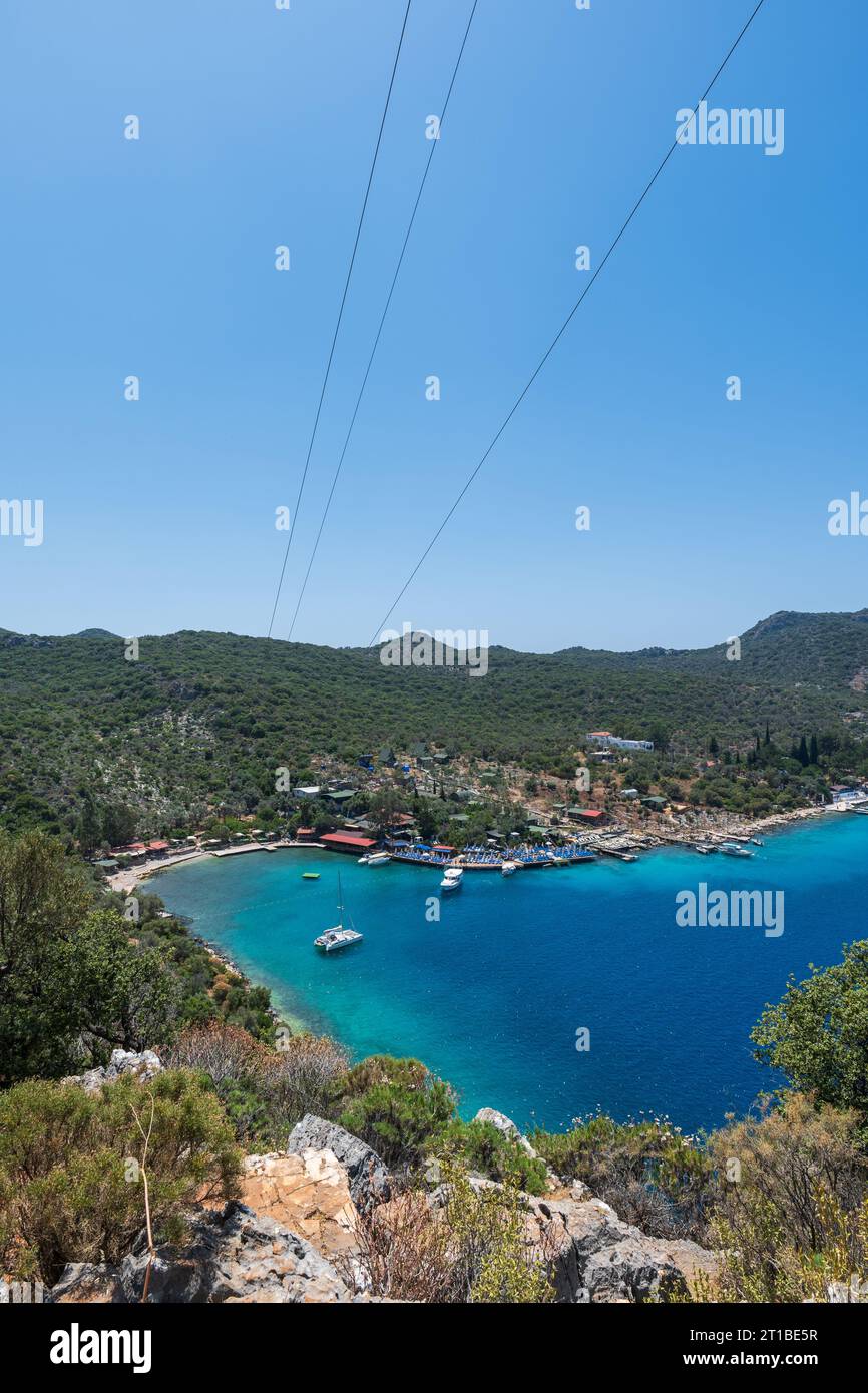 Splendido paesaggio costiero del Mar Mediterraneo in Turchia, Kas. Vista aerea delle acque turchesi, delle montagne e degli yacht Foto Stock