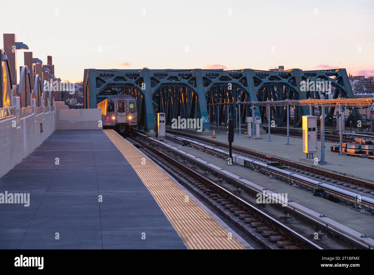 Il ponte ferroviario sul Culver Viaduct Gowanus Canal per il treno MTA G alla stazione di smith Street a Brooklyn New York all'alba Foto Stock