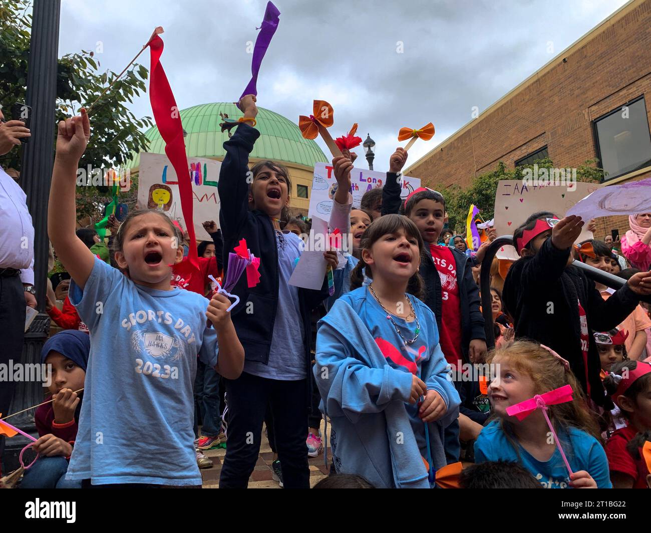 Birmingham, Alabama, USA. 12 ottobre 2023. Il piccolo Amal, il burattino che rappresenta una bambina siriana rifugiata di 10 anni, è accolto con entusiasmo all'Istituto per i diritti civili di Birmingham. Si unisce agli studenti locali in una rievocazione della marcia del ChildrenÃs 1963, quando migliaia di giovani uscirono dalle loro classi per essere arrestati come parte della lotta civile. (Immagine di credito: © sue Dorfman/ZUMA Press Wire) SOLO USO EDITORIALE! Non per USO commerciale! Foto Stock