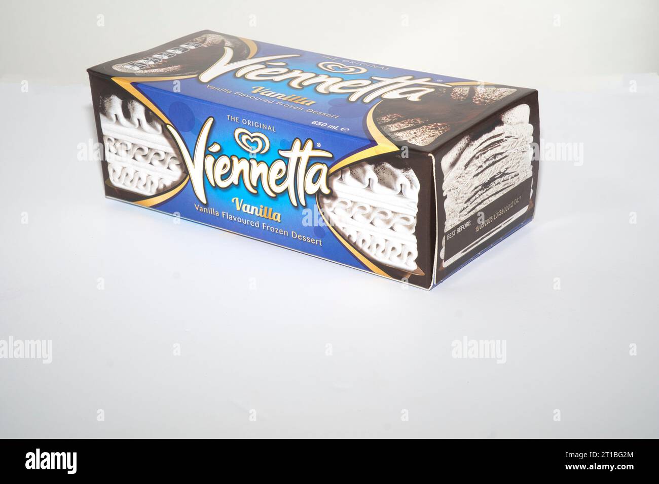 Kyabram, Victoria, Australia 13 ottobre 2023 Gourmet Viennetta Ice Cream Box isolato su sfondo bianco Foto Stock