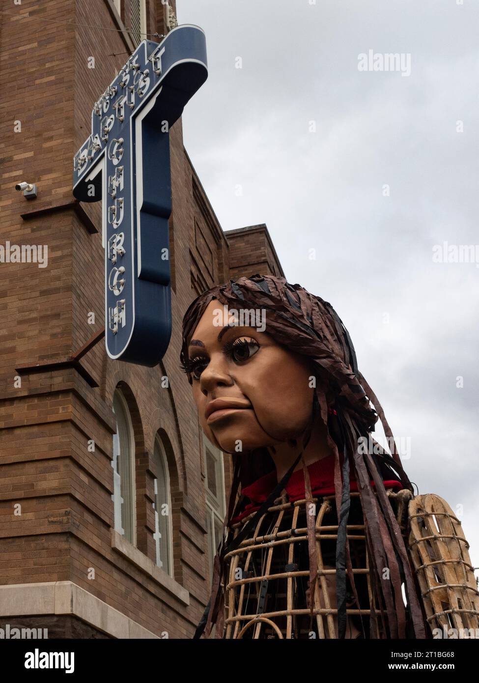 Birmingham, Alabama, USA. 12 ottobre 2023. Il piccolo Amal, il burattino che rappresenta una bambina siriana rifugiata di 10 anni, si trova di fronte alla 16th Street Baptist Church. Quattro ragazze sono state uccise in quella chiesa in un attentato razziale del 1963. (Immagine di credito: © sue Dorfman/ZUMA Press Wire) SOLO USO EDITORIALE! Non per USO commerciale! Foto Stock