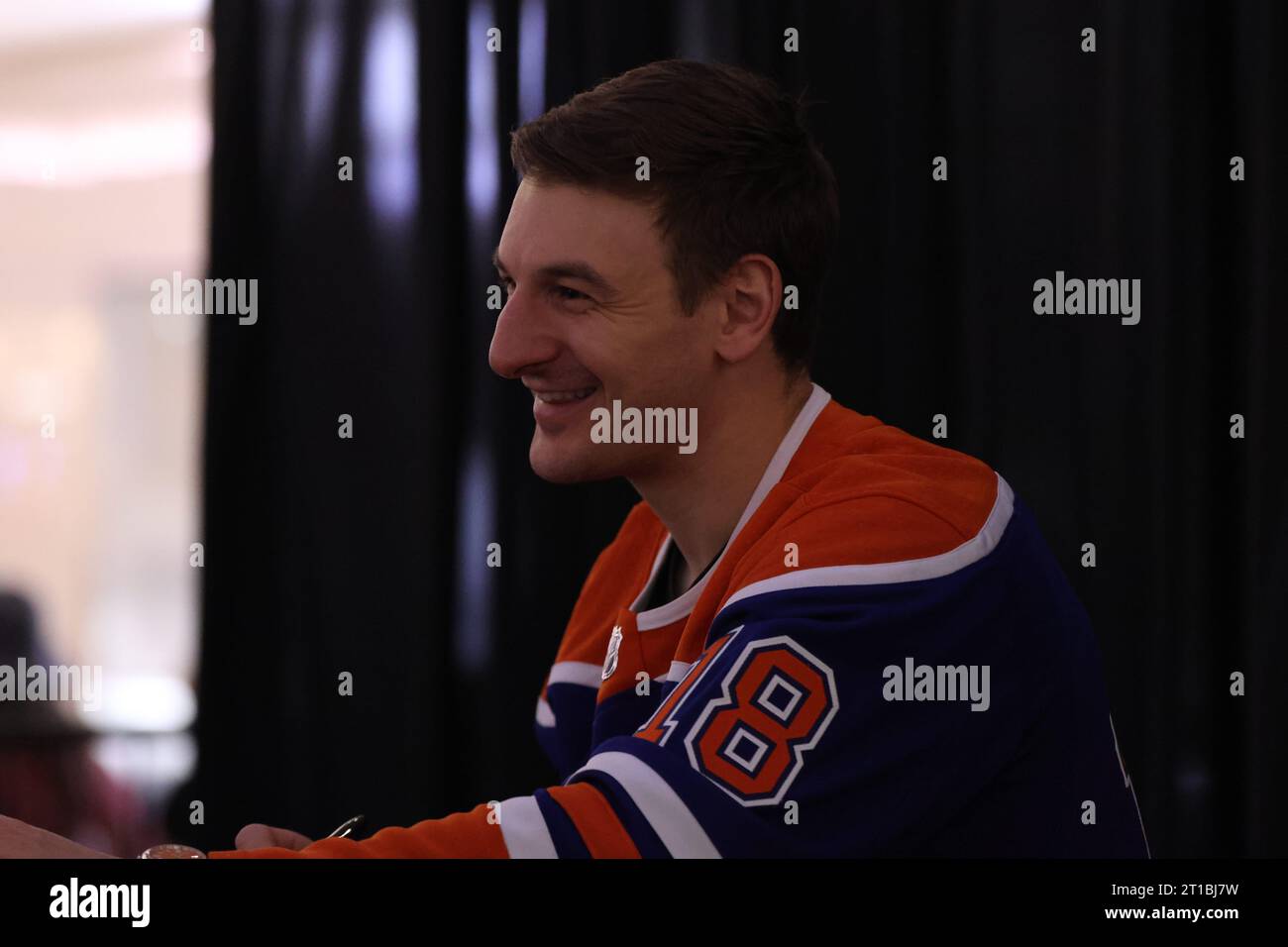 Edmonton, Alberta, Canada. 12 ottobre 2023. Edmonton Oilers ZACH HYMAN (#18) parla con un tifoso mentre firma autografi al West Edmonton Mall durante un evento per iniziare la stagione 2023-2024 della NHL. (Immagine di credito: © Alexander Patton/ZUMA Press Wire) SOLO USO EDITORIALE! Non per USO commerciale! Foto Stock