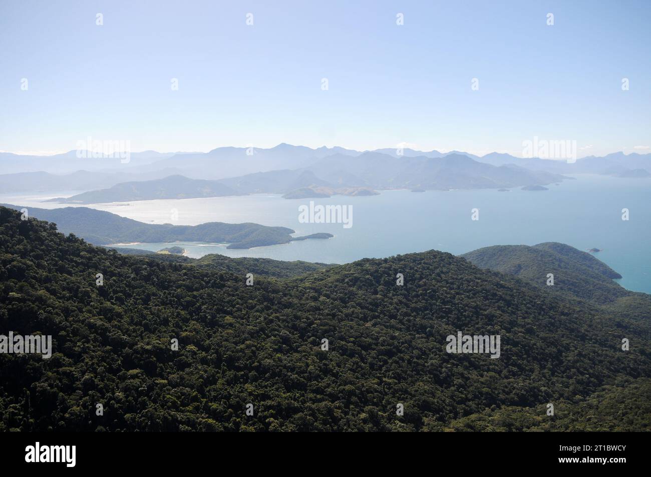 Vista di Pico do Papagaio, situato sull'Ilha grande nello stato di Rio de Janeiro. Foto Stock