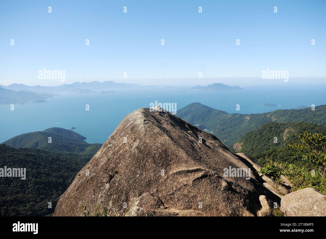 Vista di Pico do Papagaio, situato sull'Ilha grande nello stato di Rio de Janeiro. Foto Stock