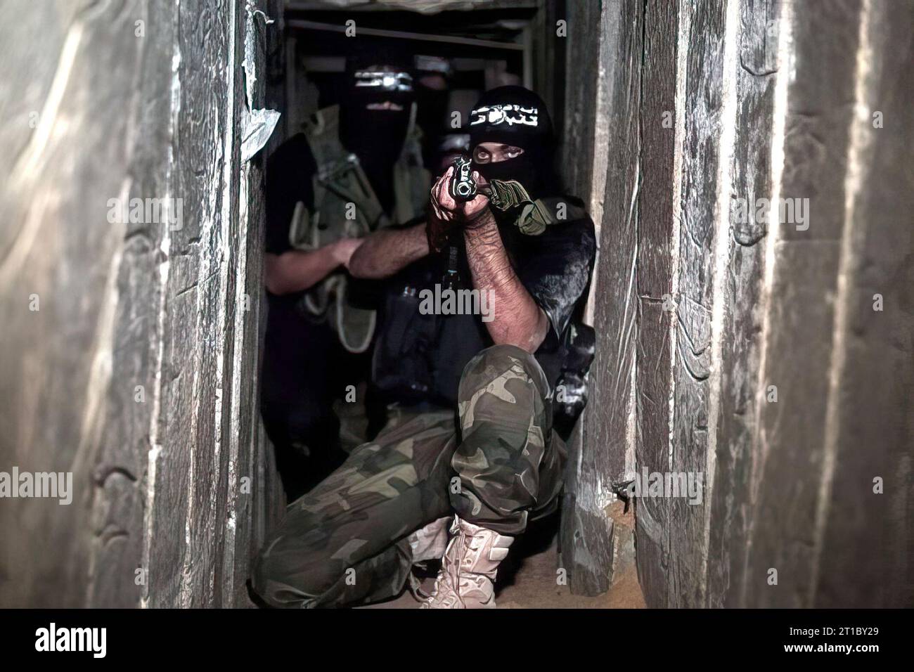 Gaza, Palestina. 13 ottobre 2023. La foto pubblicata da Hamas (movimento di resistenza islamica) mostra le brigate di al Qassam che si allenano su varie armi all'interno della Striscia di Gaza in una data sconosciuta. Foto di Balkis Press/ABACAPRESS.COM credito: Abaca Press/Alamy Live News Foto Stock