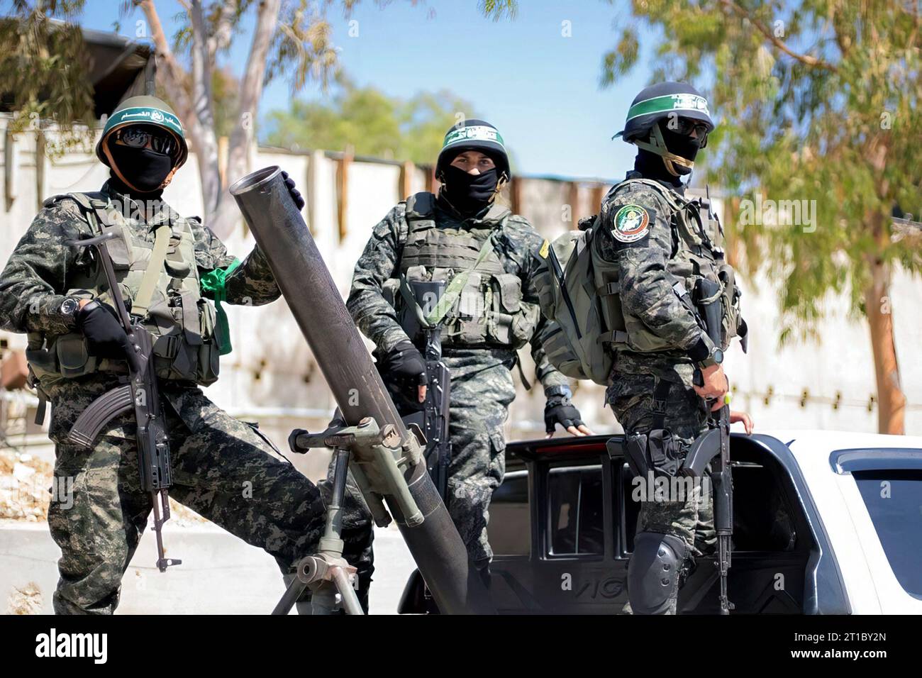 Gaza, Palestina. 13 ottobre 2023. La foto pubblicata da Hamas (movimento di resistenza islamica) mostra le brigate di al Qassam che si allenano su varie armi all'interno della Striscia di Gaza in una data sconosciuta. Foto di Balkis Press/ABACAPRESS.COM credito: Abaca Press/Alamy Live News Foto Stock