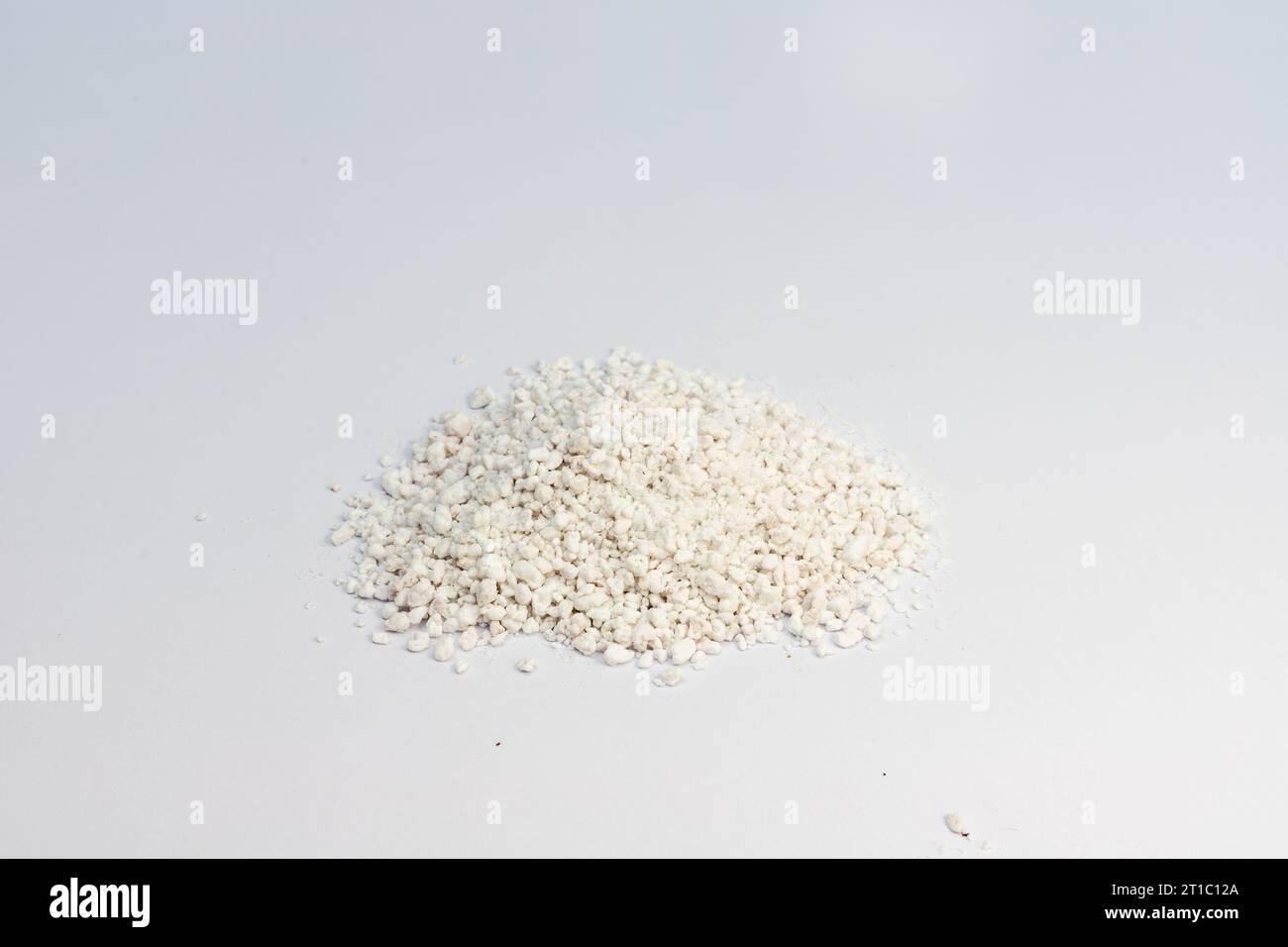Cumulo di perlite bianca su sfondo bianco Foto Stock