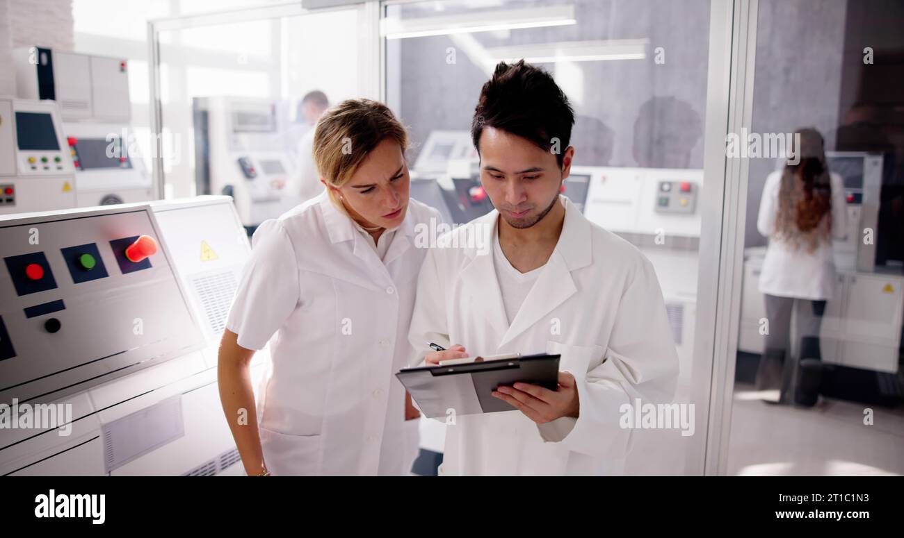 Lavori di ispezione e rilevamento in fabbrica. Controllo della gestione della sicurezza Foto Stock