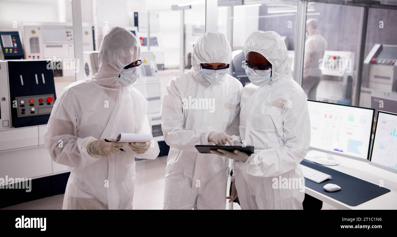 Fabbrica di produzione di semiconduttori sterile e lavoratori in tute Foto Stock