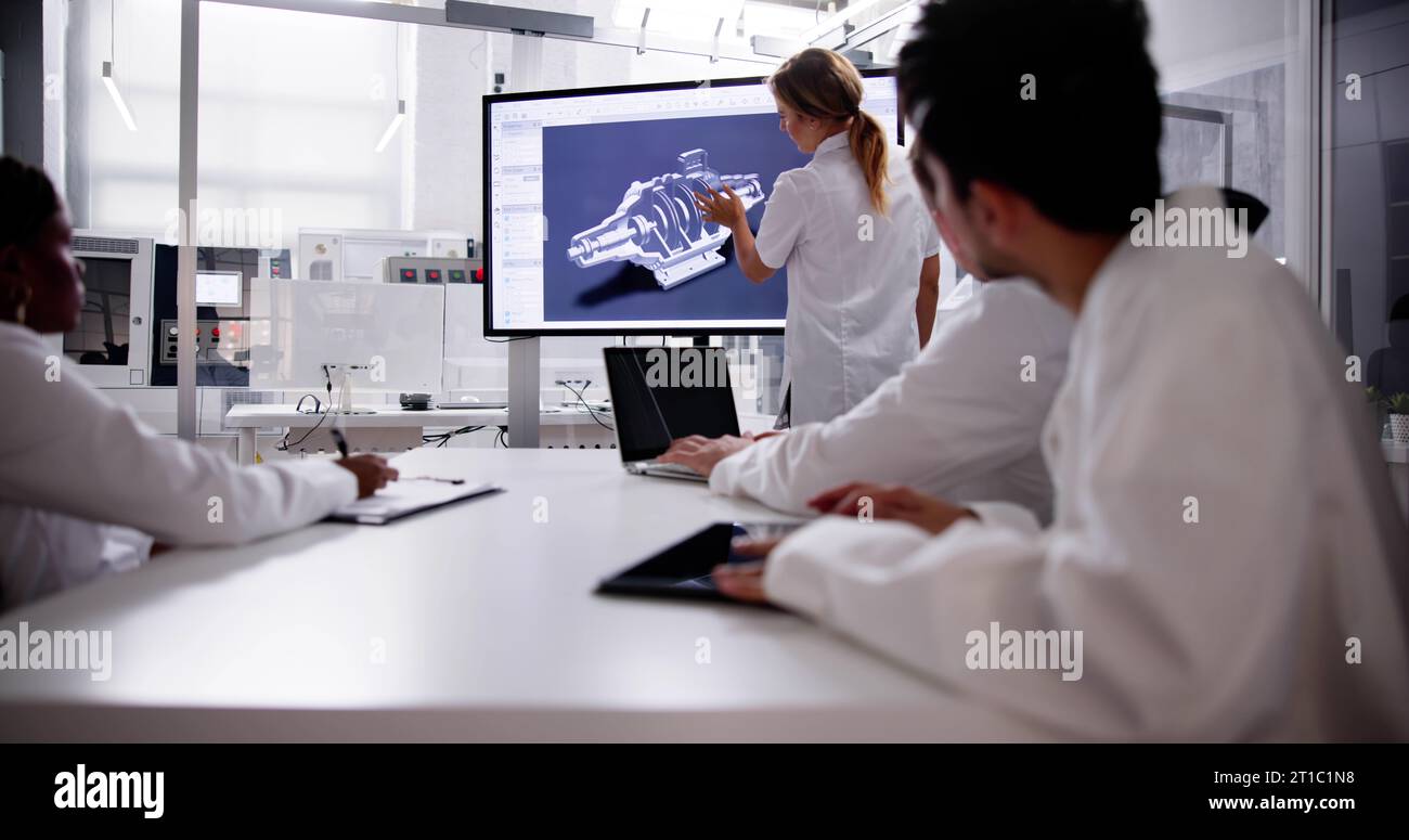 Presentazione aziendale in fabbrica. Riunione sulla tecnologia di progettazione 3D. Foto Stock