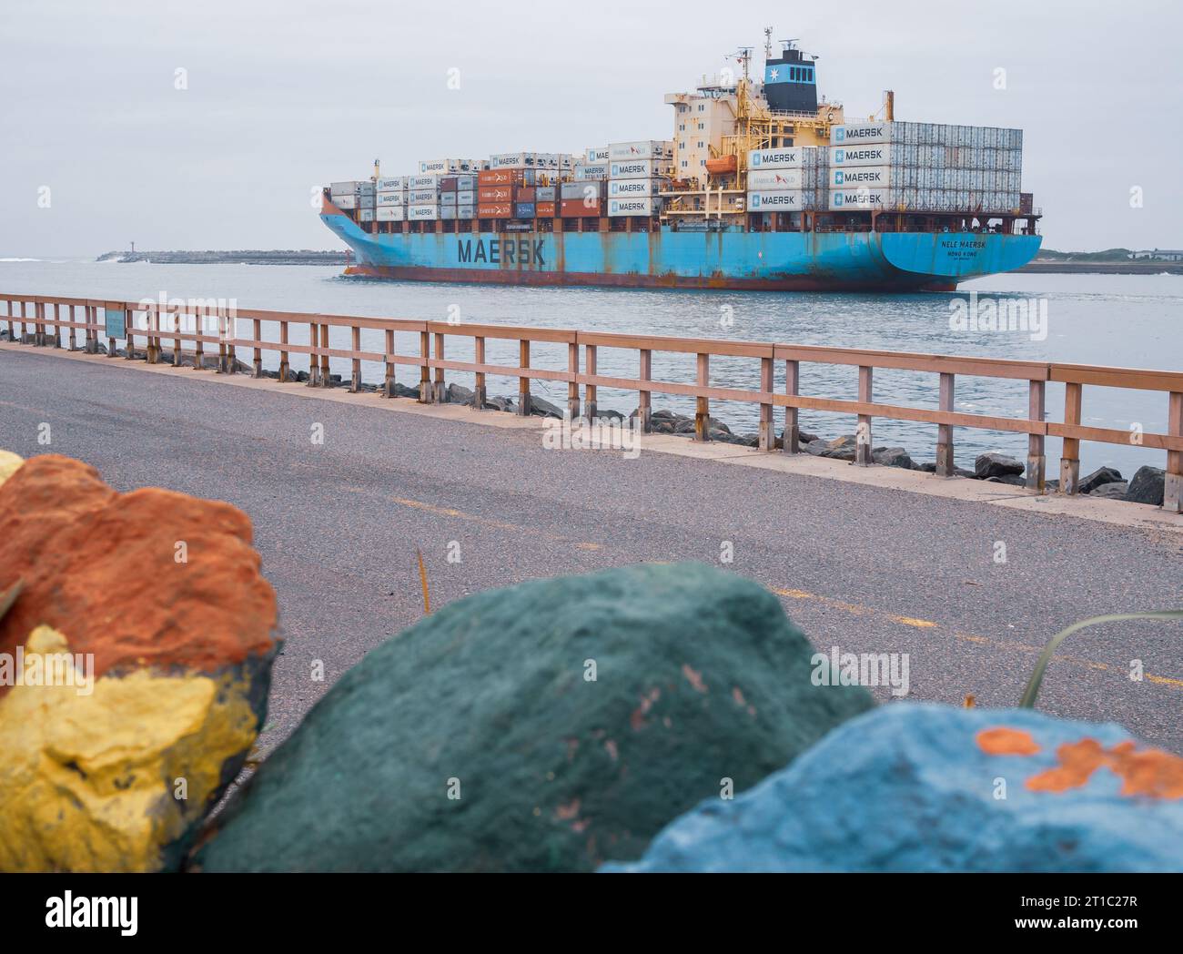 Durban, KwaZulu-Natal, Sud Africa - 11 ottobre 2023: NELE MAERSK, una nave container costruita nel 2000 in partenza dal porto di Durban. Foto Stock