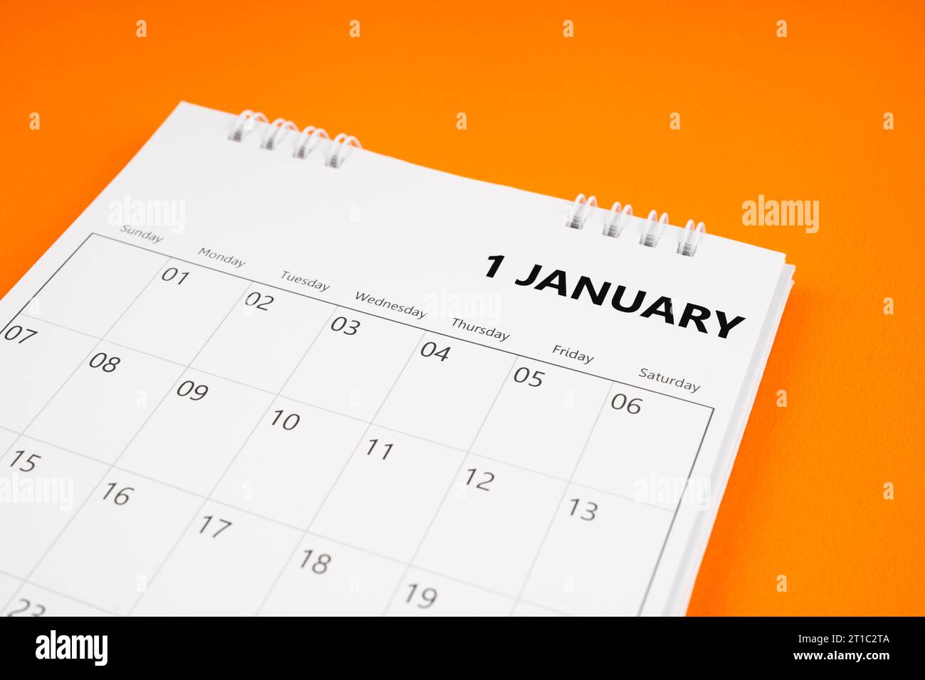 Calendario di gennaio 2024 mesi su sfondo di copertina arancione. Concetti del calendario mensile. Foto Stock