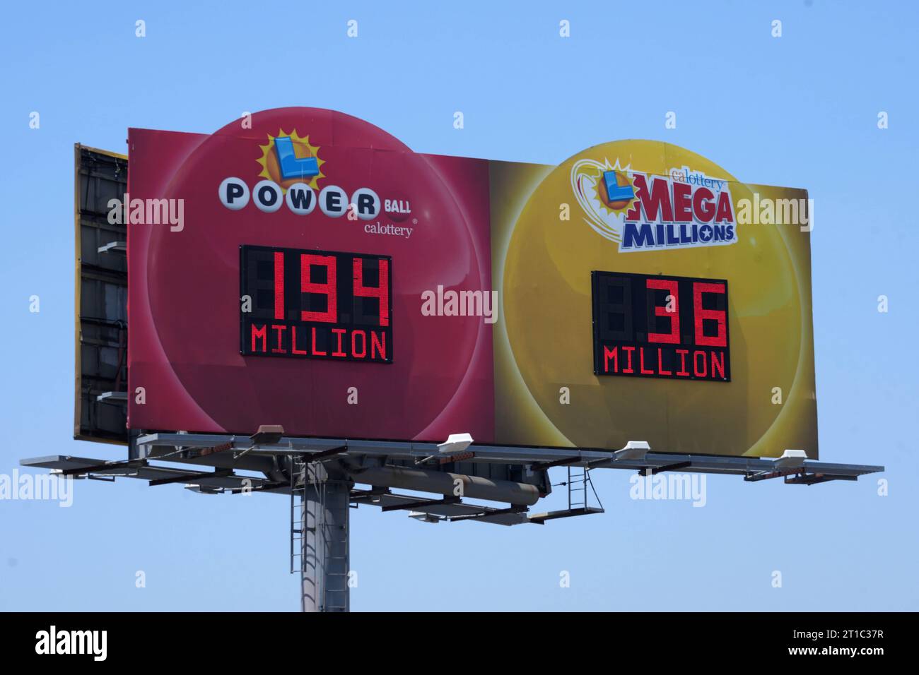 Un cartellone con i jackpot della lotteria di Power Ball (194 milioni) e Mega Millions (36 milioni), sabato 12 agosto 2023, a Los Angeles. Foto Stock