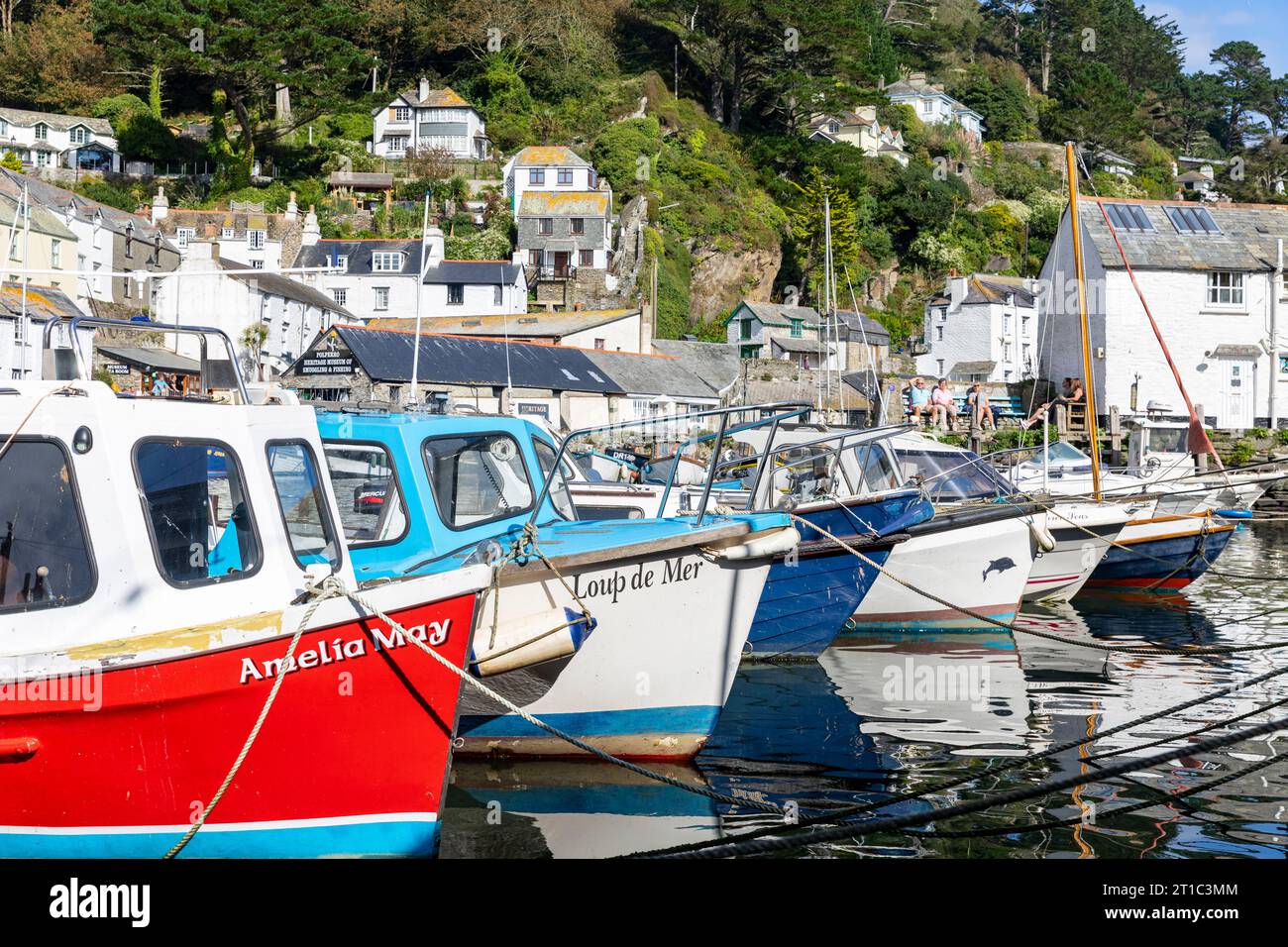 Polperro Village Cornwall piccole barche da pesca ormeggiate nel porto con case e case sullo sfondo,Cornovaglia,Inghilterra,Regno Unito,settembre 2023 Foto Stock