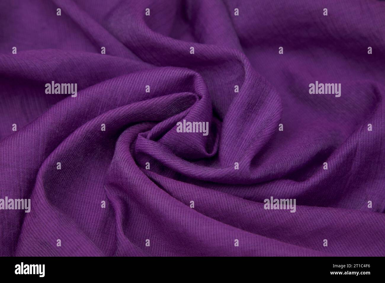Questa immagine stock di alta qualità è caratterizzata da un vivace tessuto viola con una delicata lucentezza Foto Stock