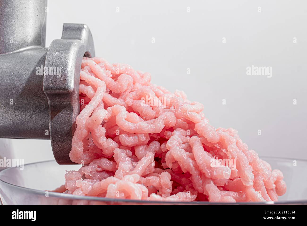 primo piano: carne macinata cruda e macinacaffè Foto Stock
