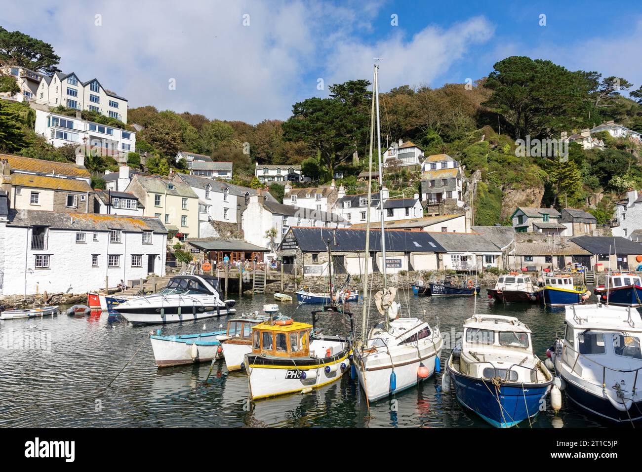 Polperro bellissimo villaggio della Cornovaglia sulla costa della Cornovaglia, piccole barche da pesca nel porto e cottage in pietra, Inghilterra, Regno Unito, 2023 Foto Stock